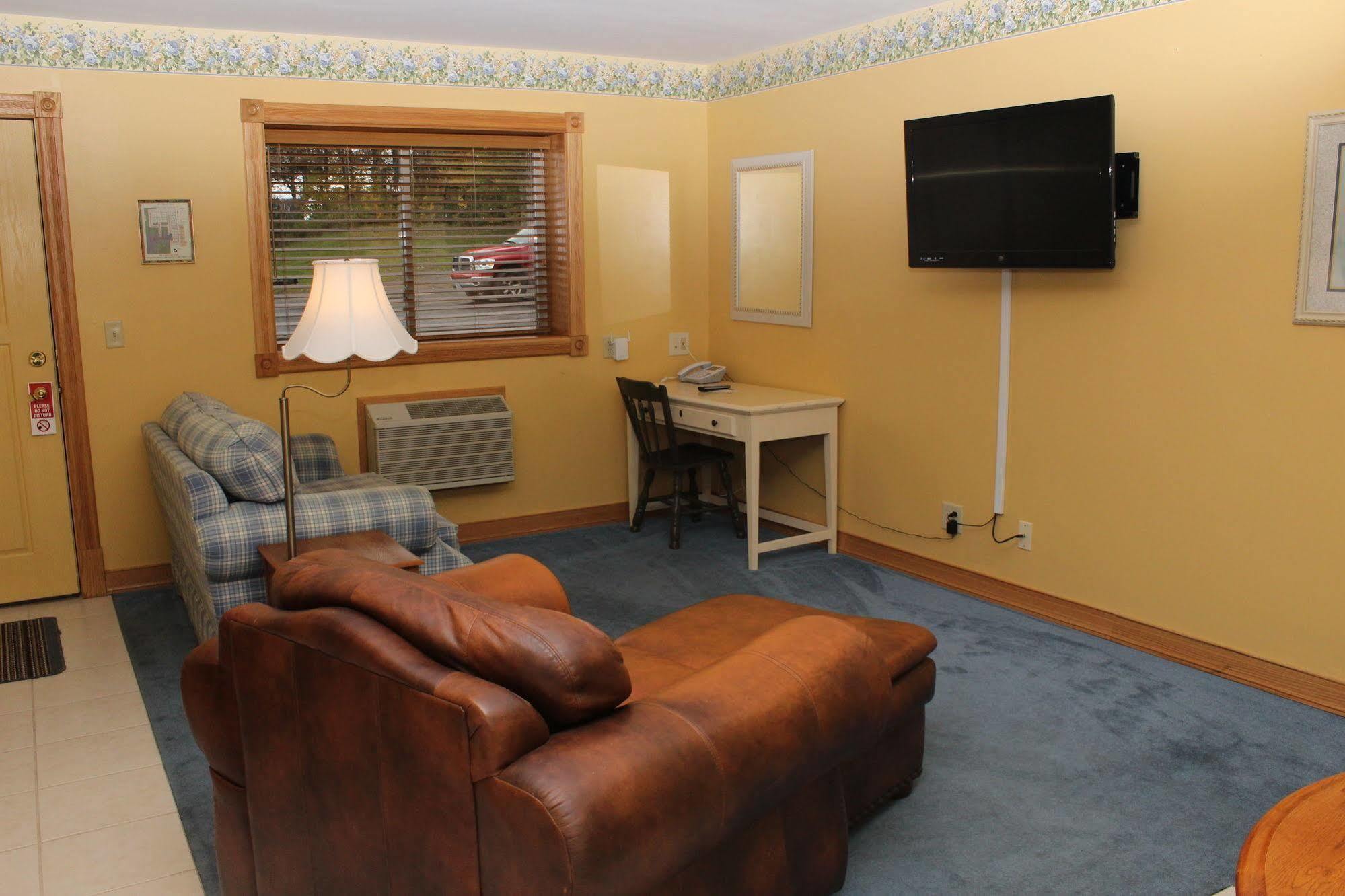 Blue Spruce Motel Massena Bagian luar foto