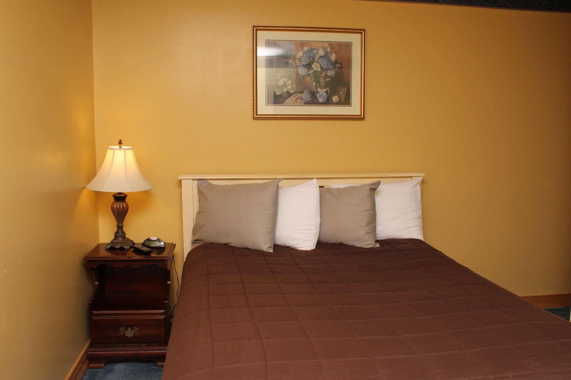 Blue Spruce Motel Massena Bagian luar foto