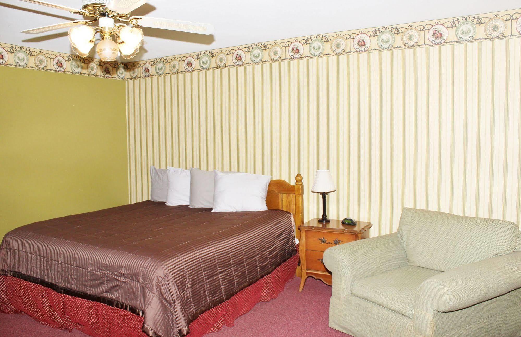 Blue Spruce Motel Massena Bagian luar foto