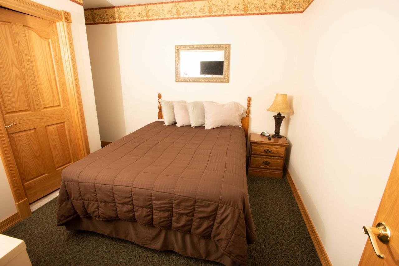 Blue Spruce Motel Massena Bagian luar foto