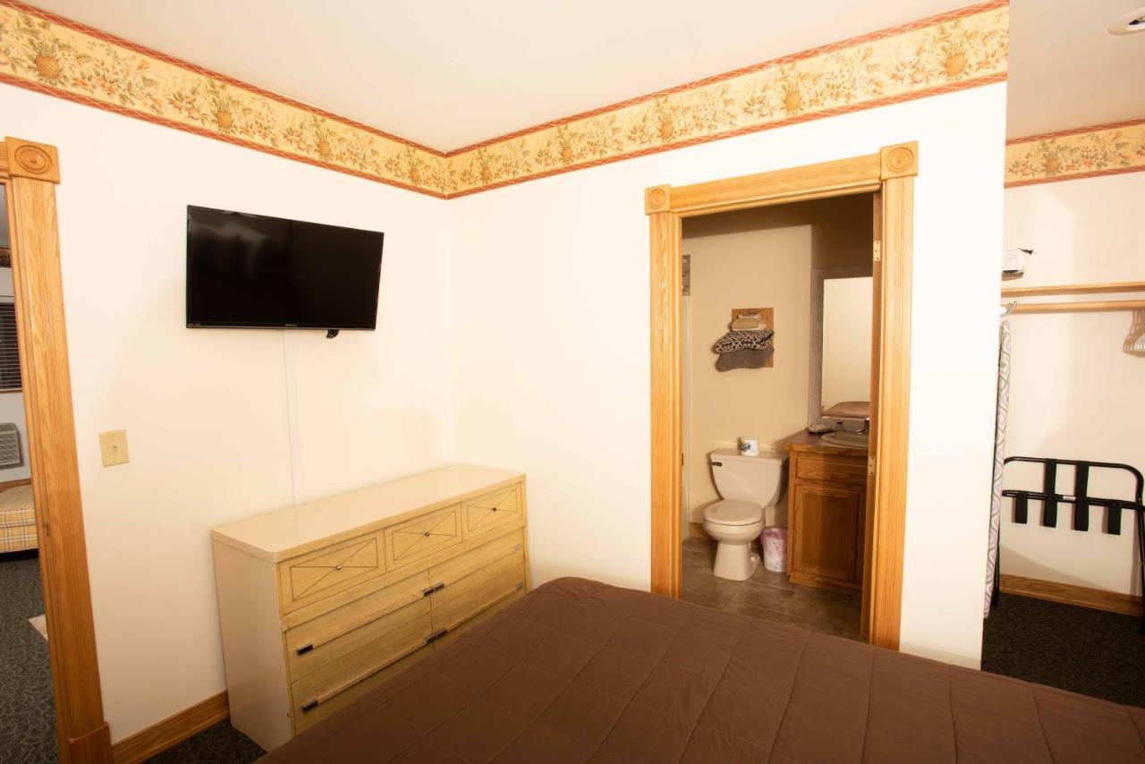Blue Spruce Motel Massena Bagian luar foto