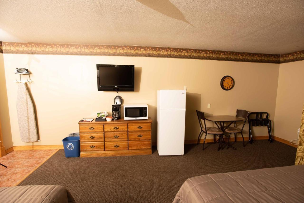 Blue Spruce Motel Massena Bagian luar foto