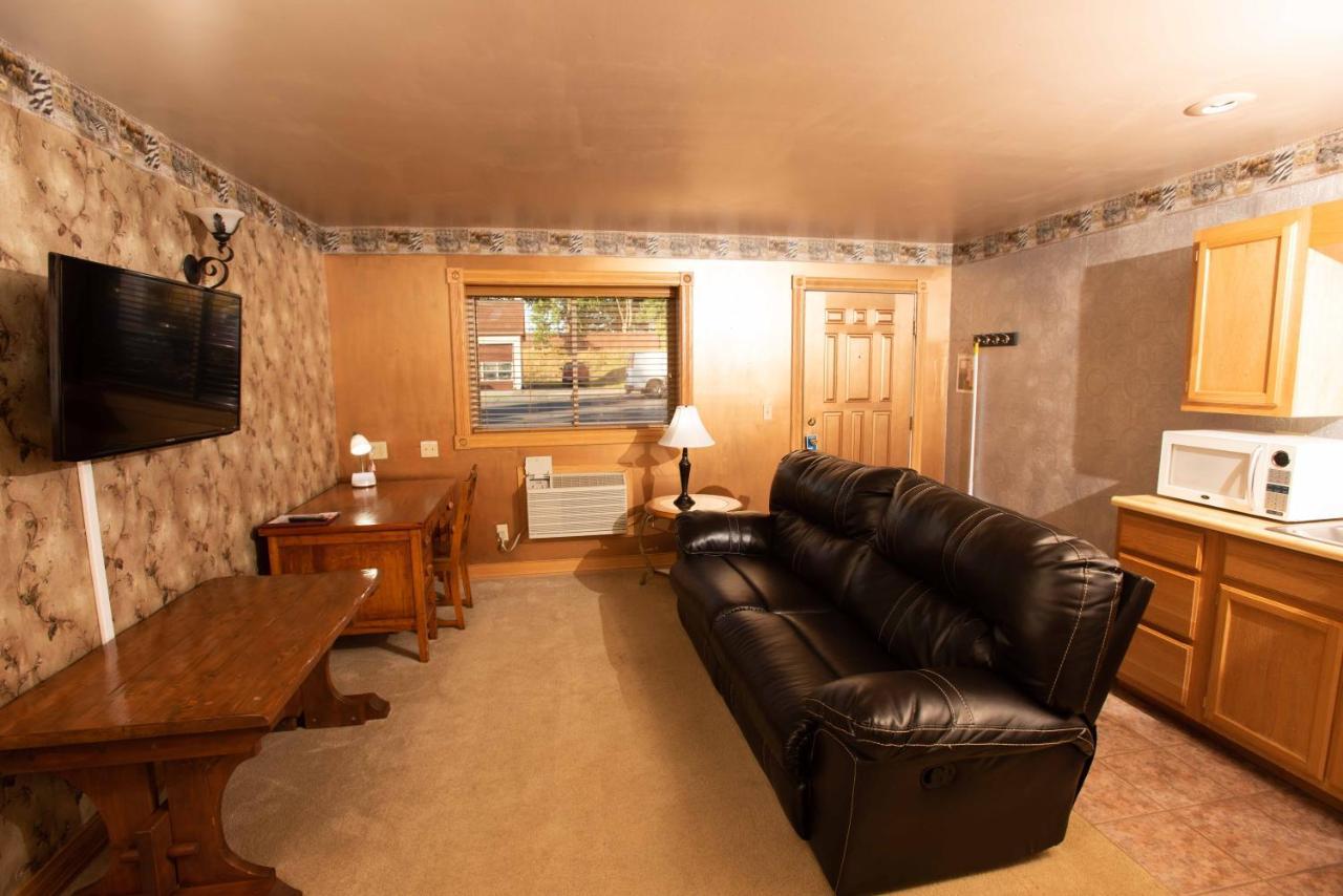 Blue Spruce Motel Massena Bagian luar foto